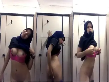 Bokep Jilbab ABG Mesum Toilet Mall Sempit poster