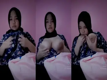 Ukhti Jilbab Cantik Dada Montok Goyang Kasur poster